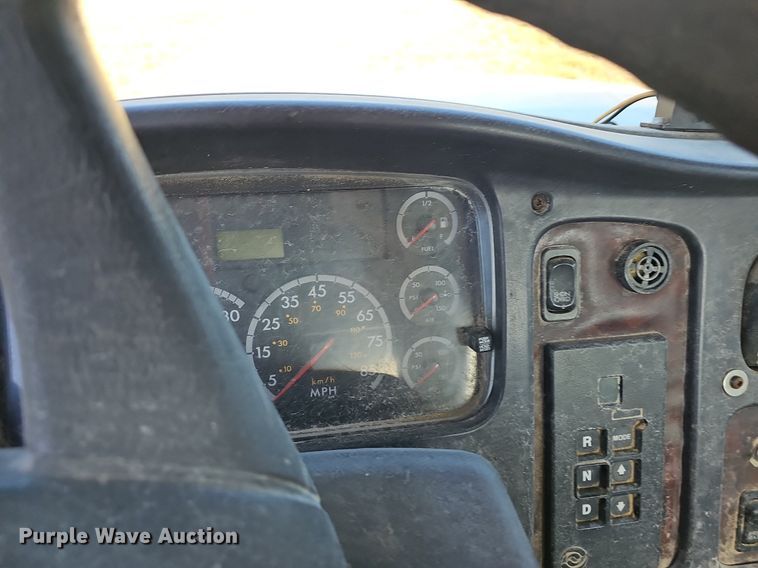 image for item EJ5915 2005 Freightliner Business Class M2 truck cab and chassis