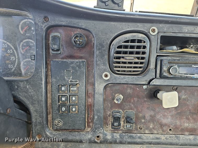 image for item EJ5915 2005 Freightliner Business Class M2 truck cab and chassis