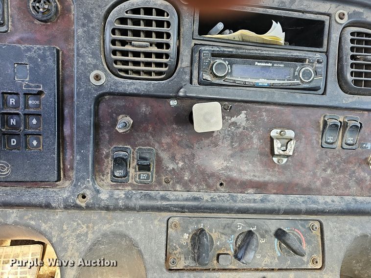 image for item EJ5915 2005 Freightliner Business Class M2 truck cab and chassis