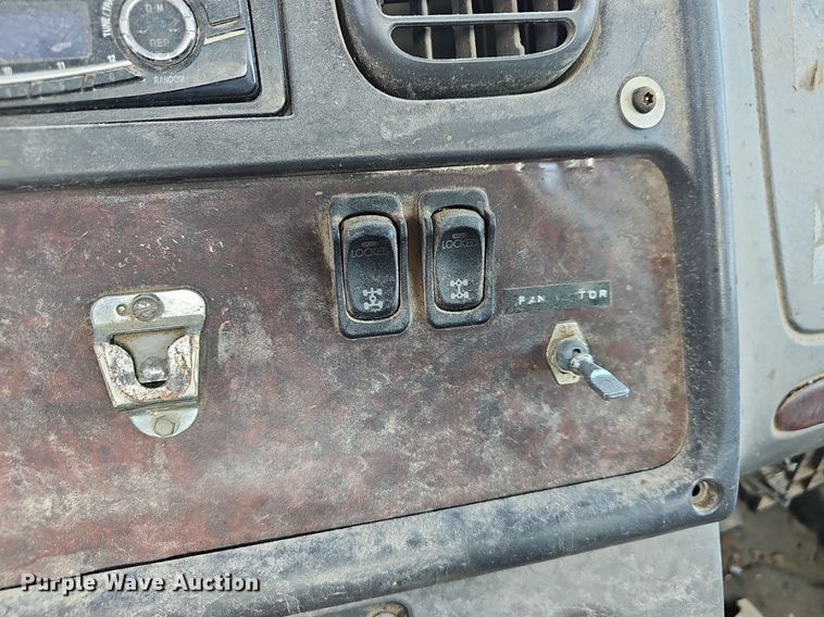 image for item EJ5915 2005 Freightliner Business Class M2 truck cab and chassis