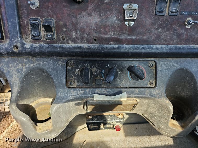 image for item EJ5915 2005 Freightliner Business Class M2 truck cab and chassis