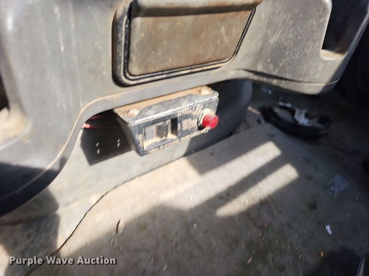 image for item EJ5915 2005 Freightliner Business Class M2 truck cab and chassis