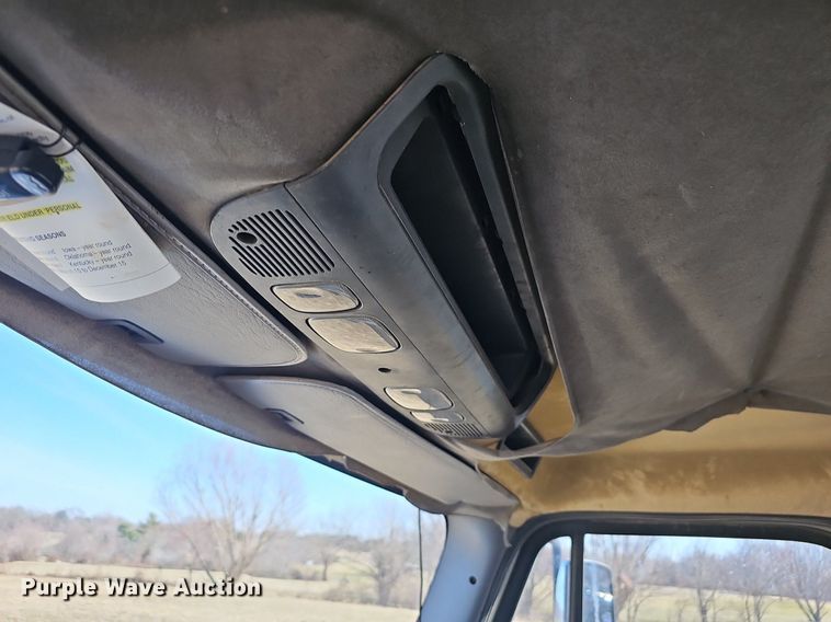 image for item EJ5915 2005 Freightliner Business Class M2 truck cab and chassis