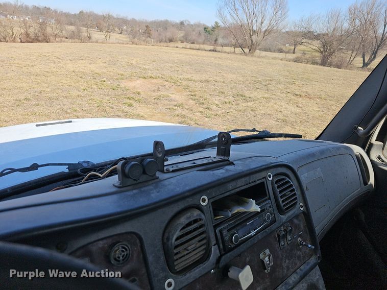 image for item EJ5915 2005 Freightliner Business Class M2 truck cab and chassis