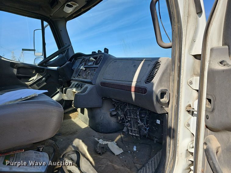 image for item EJ5915 2005 Freightliner Business Class M2 truck cab and chassis