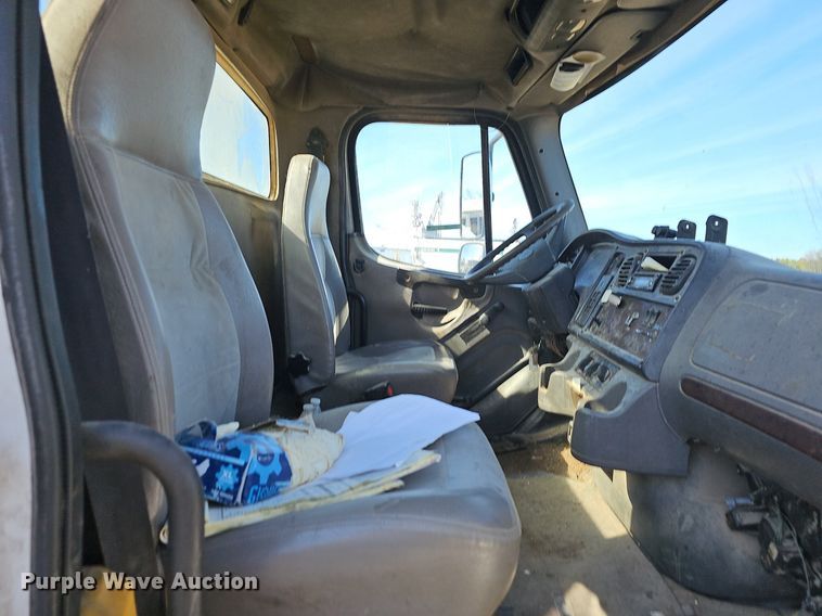 image for item EJ5915 2005 Freightliner Business Class M2 truck cab and chassis