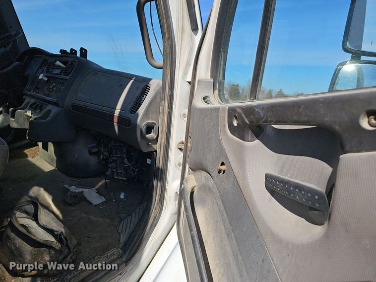 image for item EJ5915 2005 Freightliner Business Class M2 truck cab and chassis