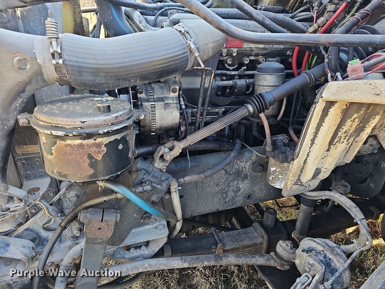 image for item EJ5915 2005 Freightliner Business Class M2 truck cab and chassis