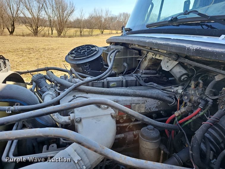 image for item EJ5915 2005 Freightliner Business Class M2 truck cab and chassis