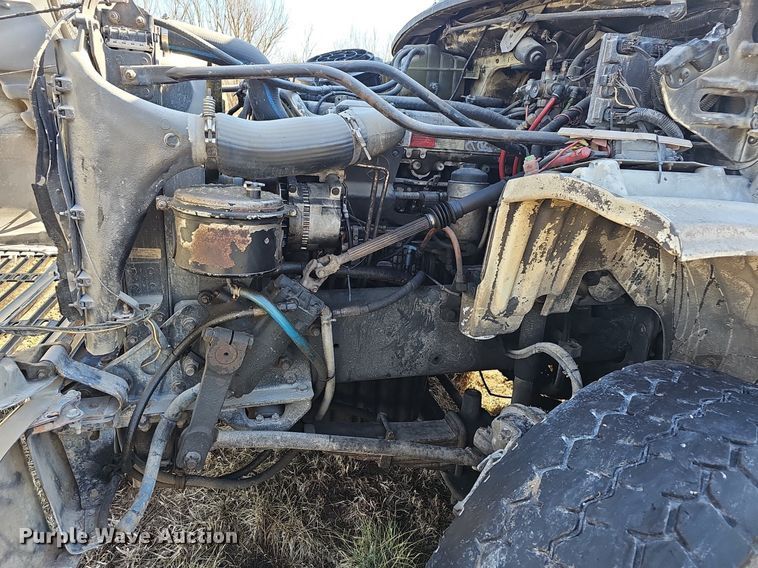 image for item EJ5915 2005 Freightliner Business Class M2 truck cab and chassis