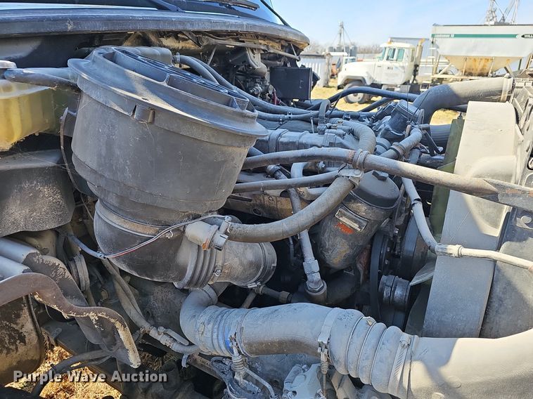 image for item EJ5915 2005 Freightliner Business Class M2 truck cab and chassis