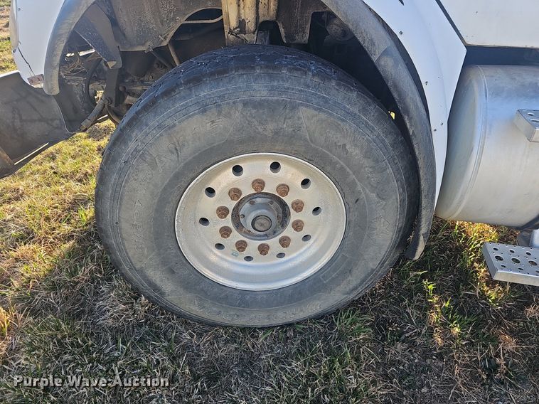 image for item EJ5915 2005 Freightliner Business Class M2 truck cab and chassis