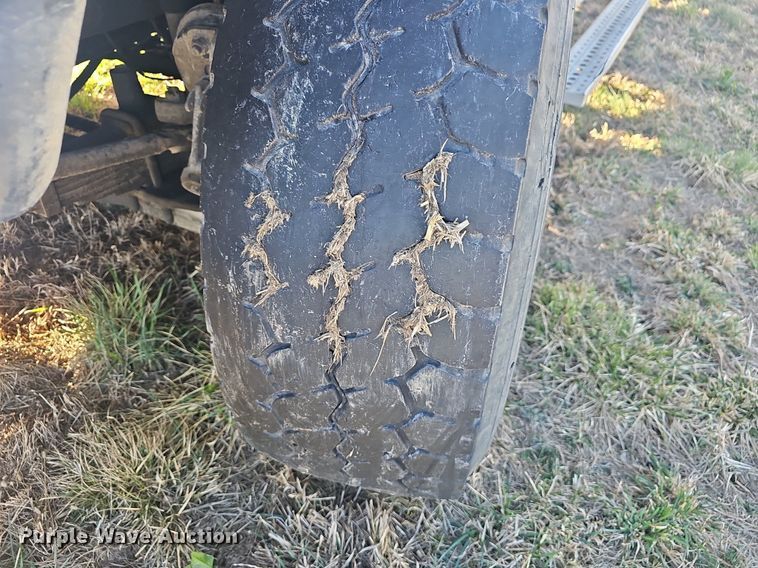 image for item EJ5915 2005 Freightliner Business Class M2 truck cab and chassis