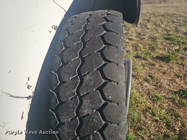 image for item EJ5915 2005 Freightliner Business Class M2 truck cab and chassis