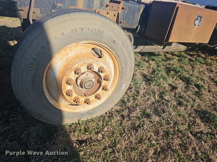 image for item EJ5915 2005 Freightliner Business Class M2 truck cab and chassis