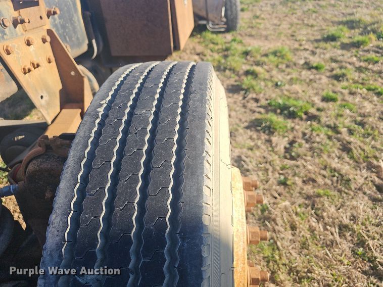 image for item EJ5915 2005 Freightliner Business Class M2 truck cab and chassis