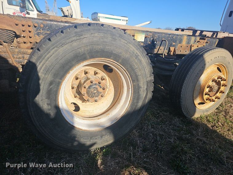 image for item EJ5915 2005 Freightliner Business Class M2 truck cab and chassis