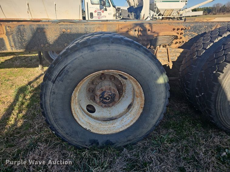 image for item EJ5915 2005 Freightliner Business Class M2 truck cab and chassis