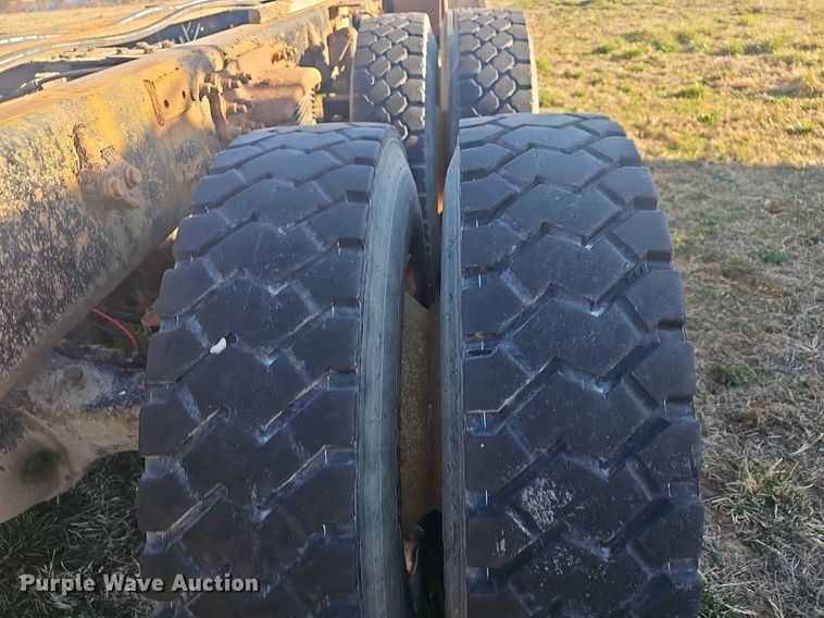 image for item EJ5915 2005 Freightliner Business Class M2 truck cab and chassis