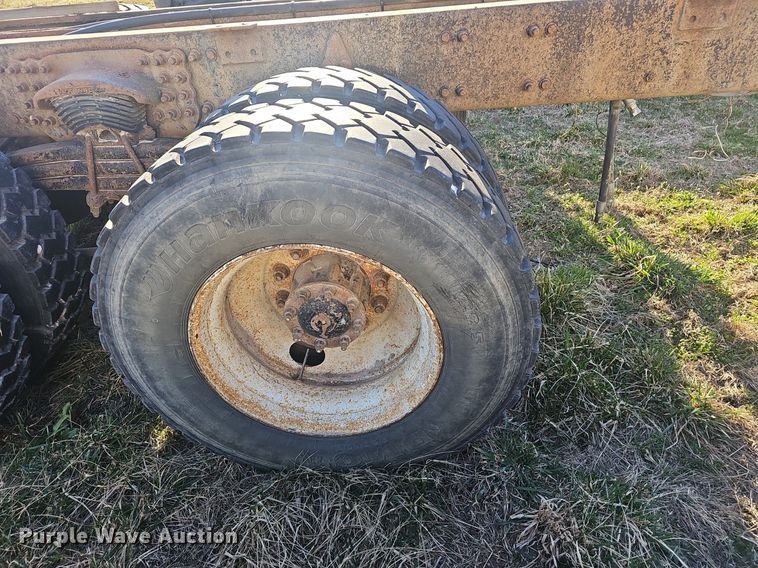 image for item EJ5915 2005 Freightliner Business Class M2 truck cab and chassis