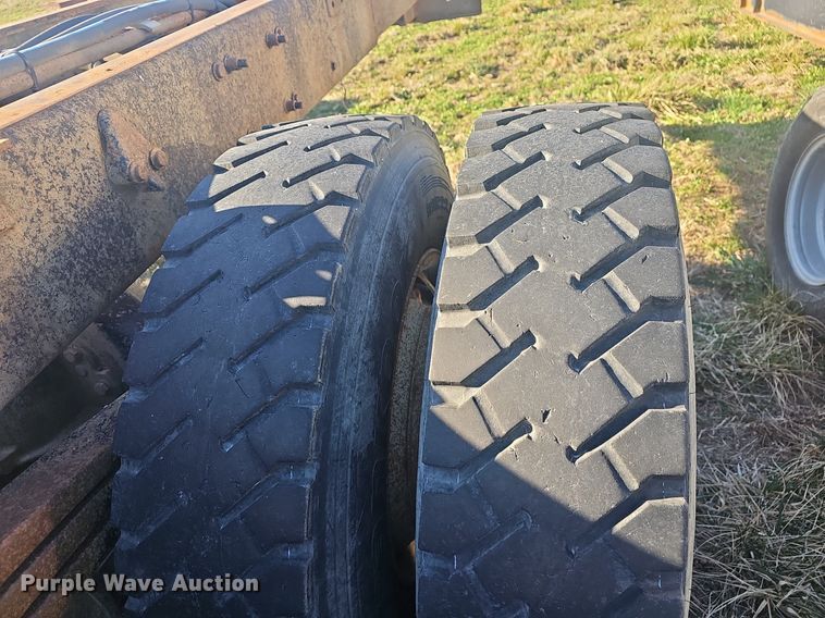 image for item EJ5915 2005 Freightliner Business Class M2 truck cab and chassis