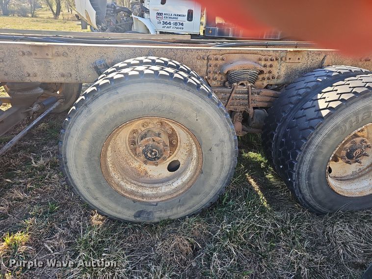 image for item EJ5915 2005 Freightliner Business Class M2 truck cab and chassis