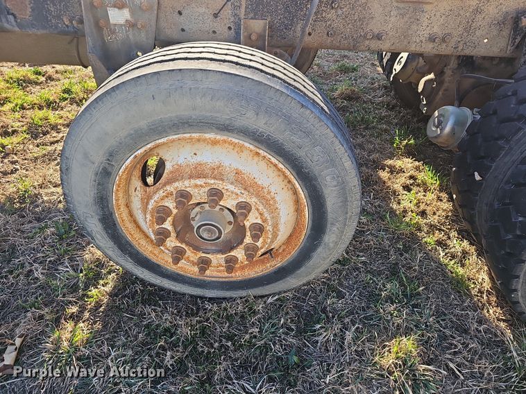 image for item EJ5915 2005 Freightliner Business Class M2 truck cab and chassis