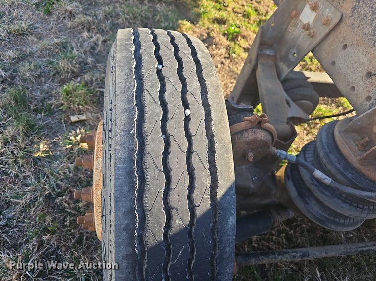 image for item EJ5915 2005 Freightliner Business Class M2 truck cab and chassis