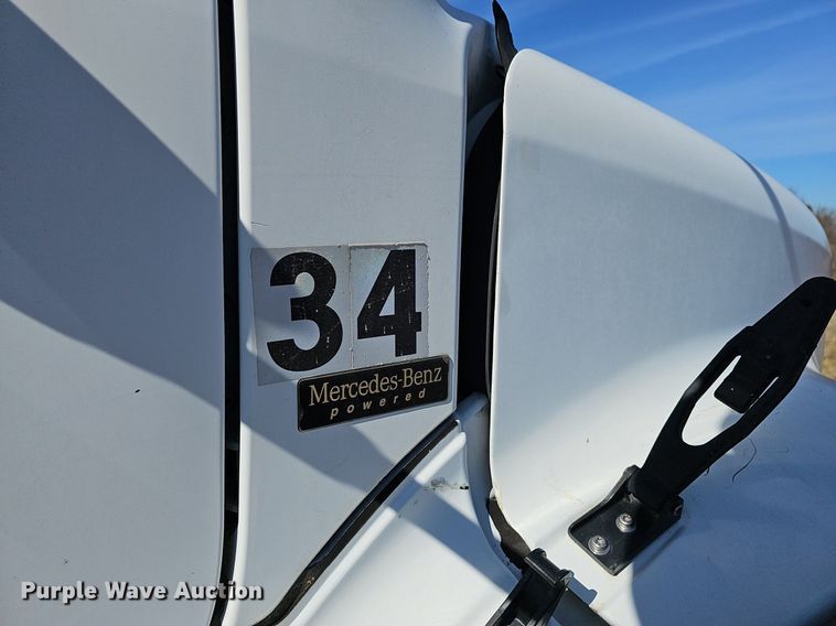 image for item EJ5915 2005 Freightliner Business Class M2 truck cab and chassis