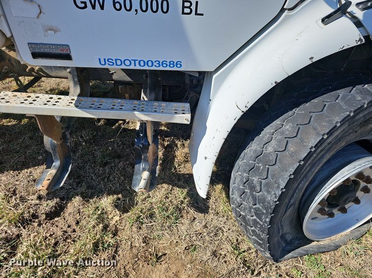 image for item EJ5915 2005 Freightliner Business Class M2 truck cab and chassis