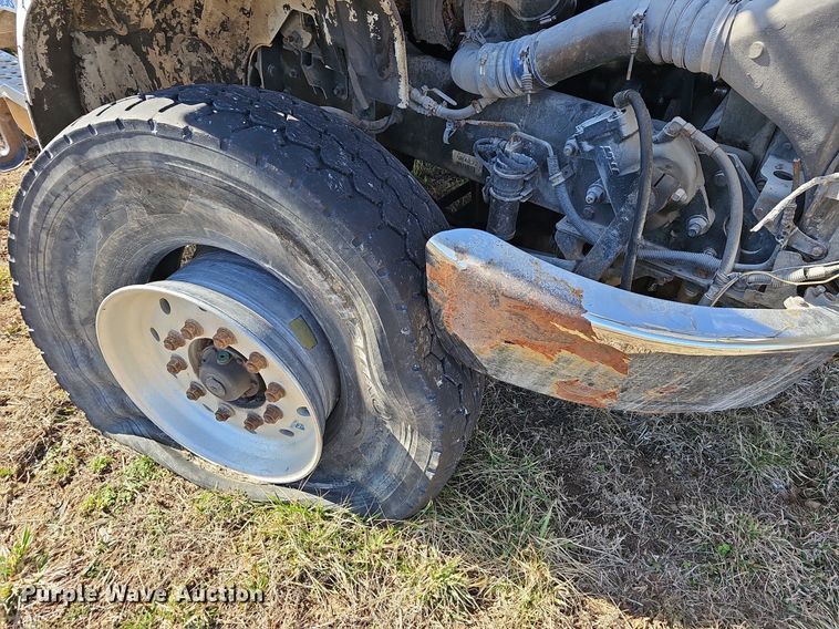 image for item EJ5915 2005 Freightliner Business Class M2 truck cab and chassis