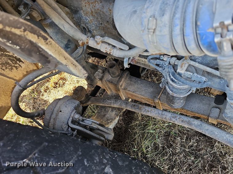 image for item EJ5915 2005 Freightliner Business Class M2 truck cab and chassis