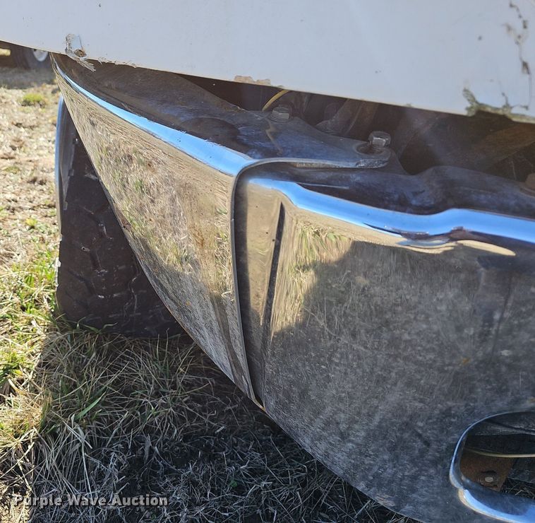 image for item EJ5915 2005 Freightliner Business Class M2 truck cab and chassis