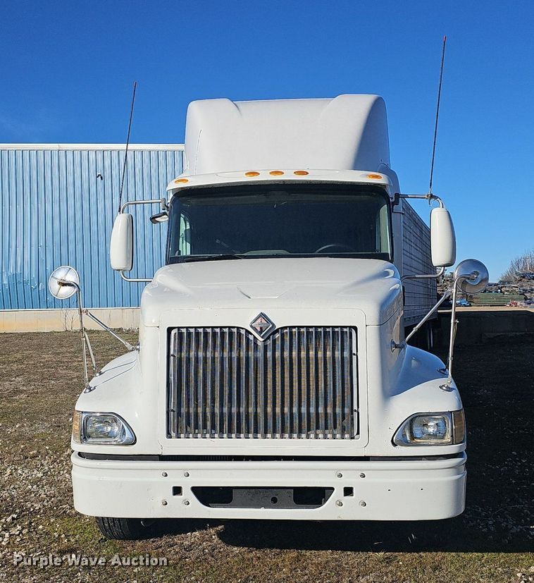 image for item EJ6019 2006 International 9400i semi truck