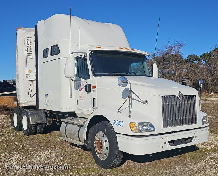 image for item EJ6019 2006 International 9400i semi truck