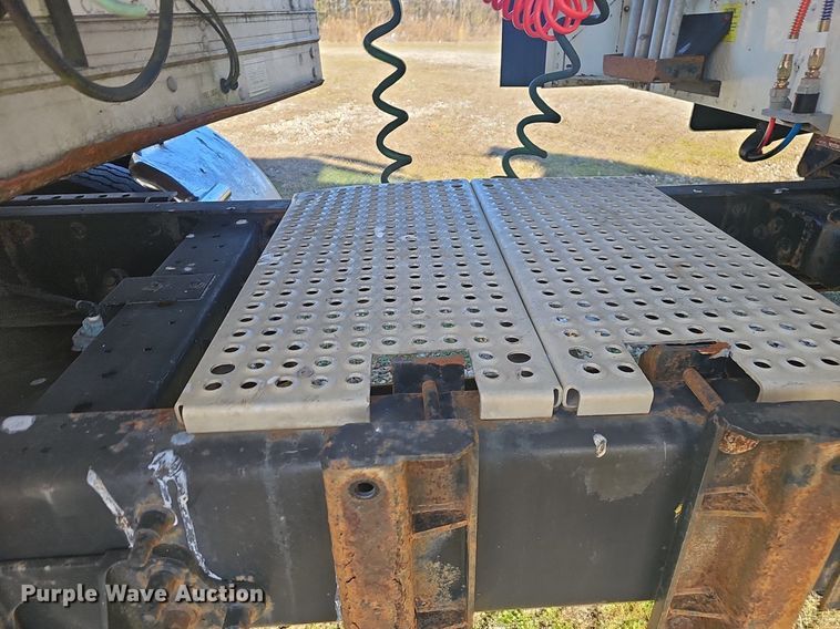 image for item EJ6019 2006 International 9400i semi truck