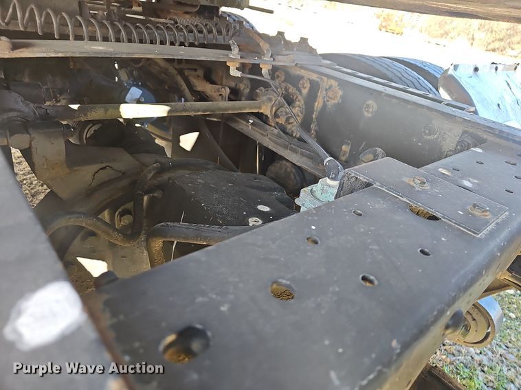 image for item EJ6019 2006 International 9400i semi truck