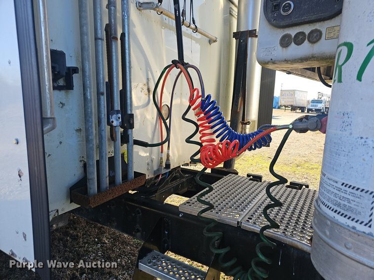 image for item EJ6019 2006 International 9400i semi truck