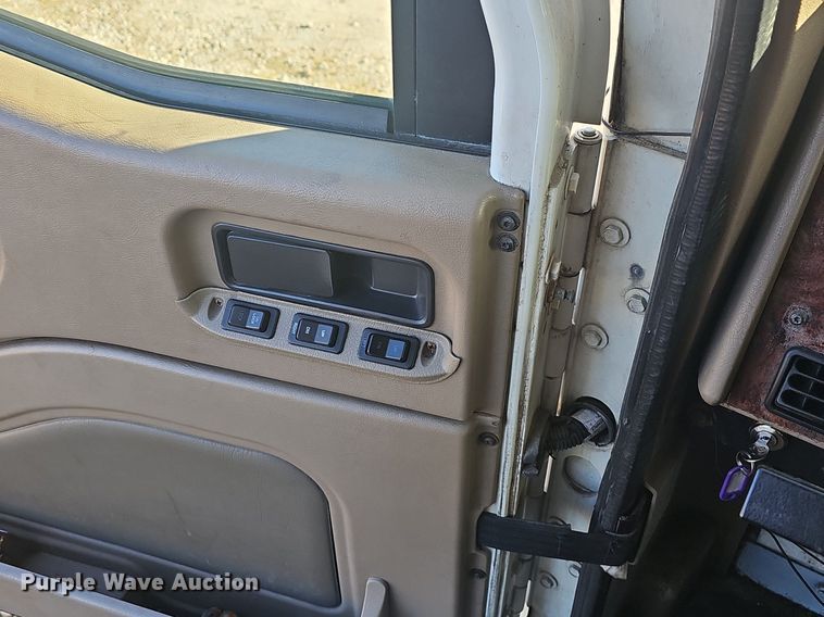 image for item EJ6019 2006 International 9400i semi truck