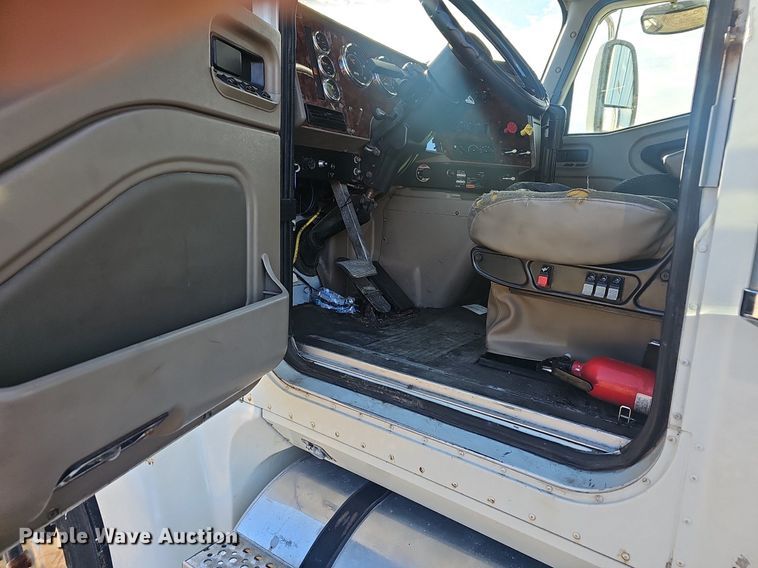 image for item EJ6019 2006 International 9400i semi truck