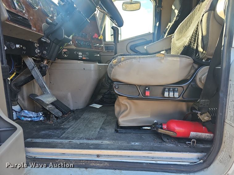 image for item EJ6019 2006 International 9400i semi truck