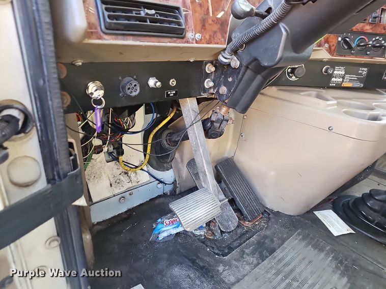 image for item EJ6019 2006 International 9400i semi truck