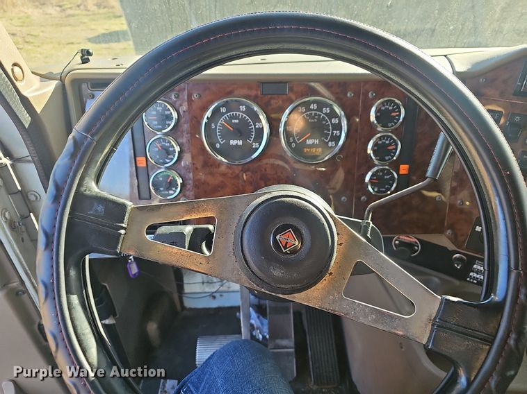 image for item EJ6019 2006 International 9400i semi truck