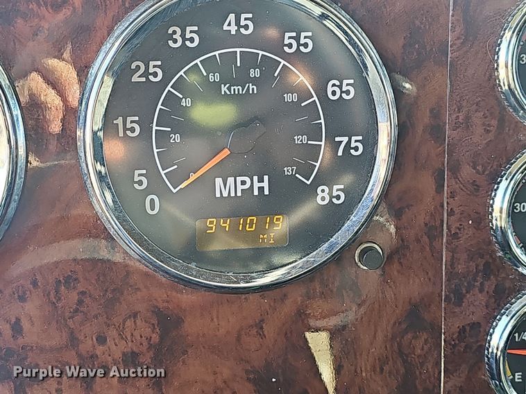 image for item EJ6019 2006 International 9400i semi truck