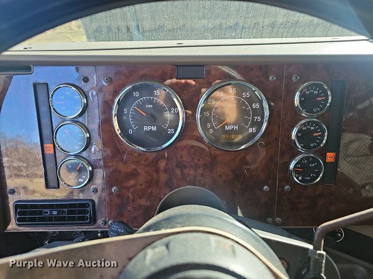 image for item EJ6019 2006 International 9400i semi truck