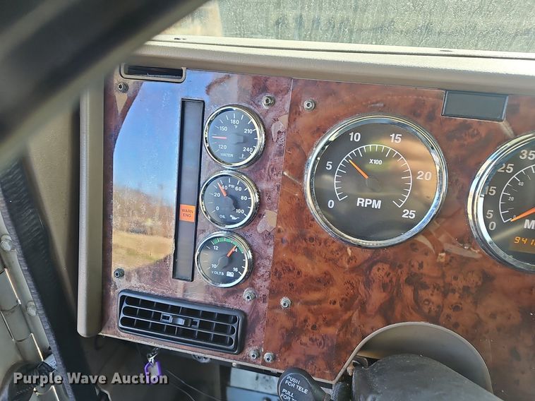 image for item EJ6019 2006 International 9400i semi truck