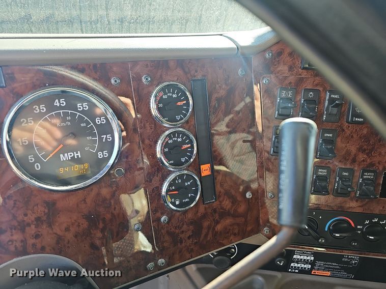 image for item EJ6019 2006 International 9400i semi truck