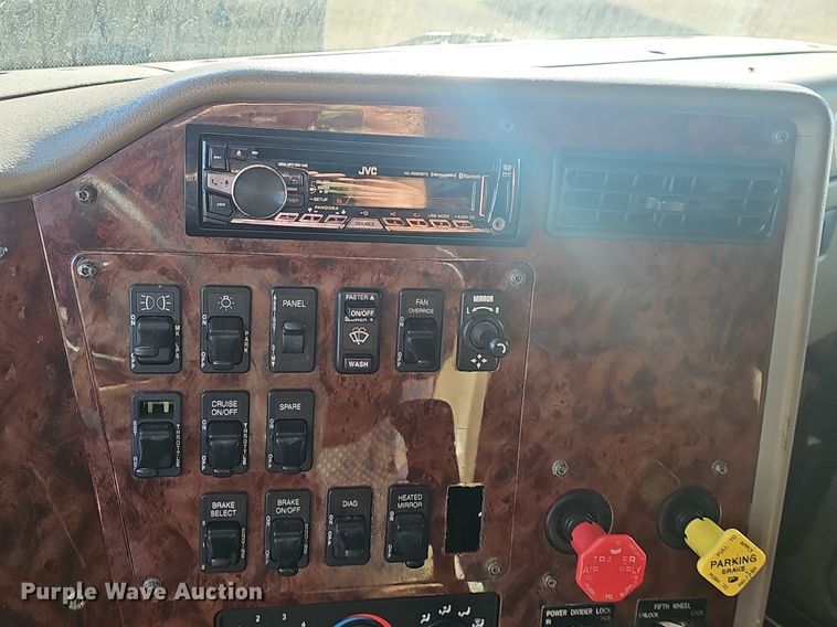 image for item EJ6019 2006 International 9400i semi truck