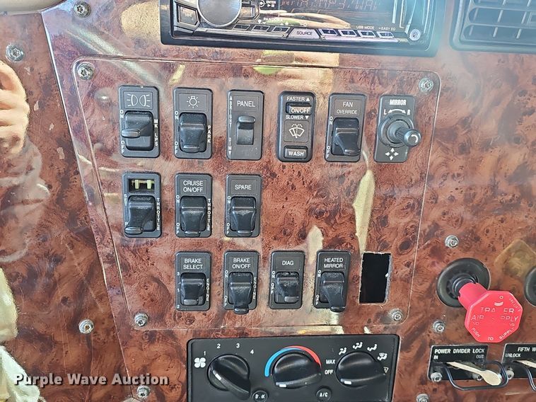 image for item EJ6019 2006 International 9400i semi truck