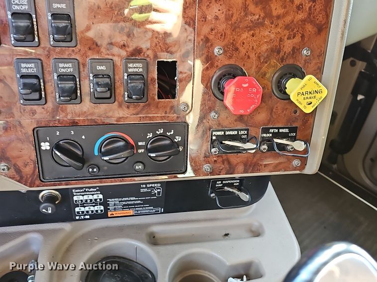 image for item EJ6019 2006 International 9400i semi truck